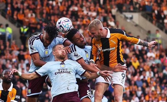 Soccer Football - Premier League - Hull City v Aston Villa - MKM Stadium, Hull, Britain - September 5, 2026 Hull City's Oli McBurnie heads at goal as Aston Villa's Tyrone Mings, Boubacar Kamara and Matty Cash react Action Images via Reuters/Craig Brough EDITORIAL USE ONLY. NO USE WITH UNAUTHORIZED AUDIO, VIDEO, DATA, FIXTURE LISTS, CLUB/LEAGUE LOGOS OR 'LIVE' SERVICES. ONLINE IN-MATCH USE LIMITED TO 120 IMAGES, NO VIDEO EMULATION. NO USE IN BETTING, GAMES OR SINGLE CLUB/LEAGUE/PLAYER PUBLICATIONS. PLEASE CONTACT YOUR ACCOUNT REPRESENTATIVE FOR FURTHER DETAILS.. TPX IMAGES OF THE DAY
