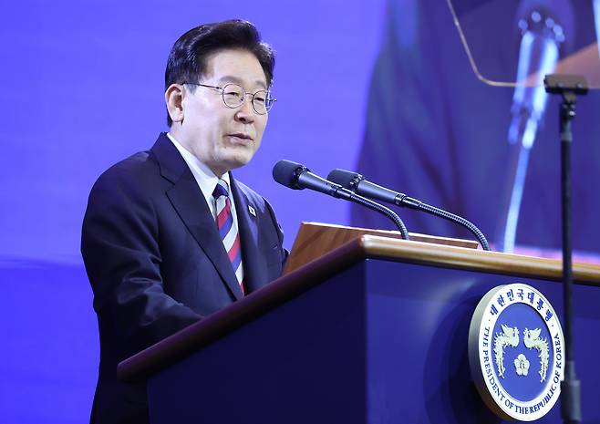 President Lee Jae Myung speaks at the 22nd Peaceful Unification Advisory Council's Americas regional meeting, held at Inspire Resort in Incheon on Sept. 2. NEWS1
