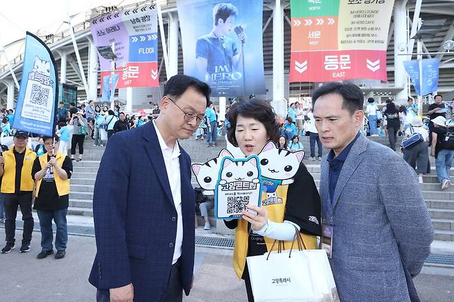 민경선 고양시장이 공연 관계자들과 현장을 점검하고 있다. 고양시 제공