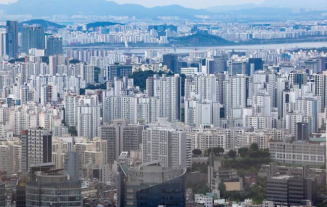 [서울=뉴시스] 김명년 기자 = 30일 서울 시내 아파트 단지가 보이고 있다. 부동산R114에 따르면 8월 넷째 주 서울 아파트 매매가격은 전주 대비 0.16% 상승했다. 전셋값도 0.11% 오르며 매매·전세가격이 동반 상승세를 이어갔다. 2026.08.30. kmn@newsis.com