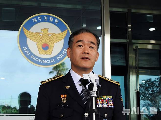 [제주=뉴시스] 김수환 기자 = 지난 3일 오후 김종철 신임 경찰청 차장 겸 경찰청장 직무대행이 제주시 노형동 제주경찰청 정문에서 취재진을 향해 발언하고 있다. 2026.09.03. notedsh@newsis.com