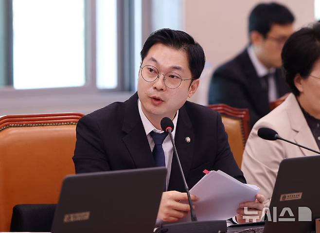 [서울=뉴시스] 김명년 기자 = 김동아 더불어민주당 의원이 지난해 10월 16일 오전 서울 여의도 국회 산업통상자원중소벤처기업위원회에서 열린 대한무역투자진흥공사·한국무역보험공사 등에 대한 국정감사에서 장영진(왼쪽) 한국무역보험공사 사장에게 질의하고 있다. 2025.10.16. kmn@newsis.com
