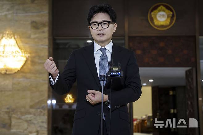 [서울=뉴시스] 정병혁 기자 = 연이은 녹취록 공개로 전방위적인 타격이 이어지는 가운데, 김 후보자 측은 "전체 맥락을 삭제해 공익 민원을 불법 로비로 왜곡하는 정치공세"라며 "승인 압력이 아닌 심사 지연 사유 확인"이라고 반박했다. 사진은 한 의원. 2026.09.06. jhope@newsis.com