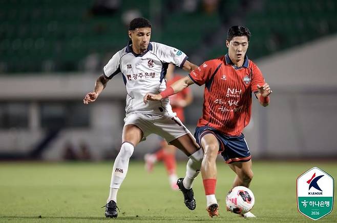 [서울=뉴시스] 프로축구 K리그1 광주FC의 주앙 페드로, 김천 상무의 김태환. (사진=한국프로축구연맹 제공)