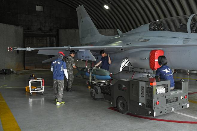 한국 공군 지상요원들이 FA-50 경공격기에 KGGB를 장착하고 있다. 세계일보 자료사진