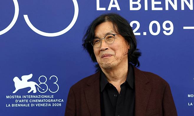 6일(현지시간) 이탈리아 베니스에서 열린 제83회 베니스국제영화제 경쟁 부문 ‘가능한 사랑’ 포토콜에서 이창동 감독이 포즈를 취하고 있다. 베니스=로이터연합뉴스