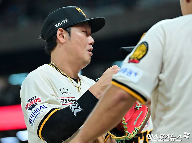 5일 오후 광주기아챔피언스필드에서 열린 '2026 신한 SOL Bank KBO리그' KT 위즈와 KIA 타이거즈의 경기, 8회초 수비를 마친 KIA 하주석이 더그아웃으로 향하고 있다. 광주, 김한준 기자