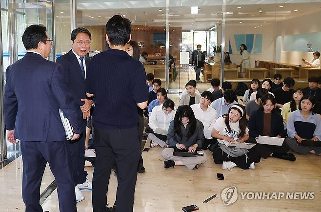 해명하고 싶은 의혹들 (서울=연합뉴스) 신준희 기자 = 김승원 법무부장관 후보자가 3일 서울 종로구 적선현대빌딩에 마련된 인사청문회 준비 사무실로 출근하며 취재진 질의응답에 응한 뒤 떠나려던 중 날아든 질문에 걸음을 멈추고 있다. 2026.9.3 hama@yna.co.kr