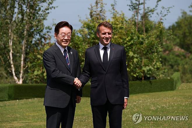 6월 G7에서 만난 이재명 대통령과 마크롱 대통령 [연합뉴스 자료사진]