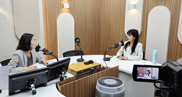문희정 국제정치평론가(오른쪽)와 박주언 앵커 2026.9.7 [경인방송 시사뉴스팀]