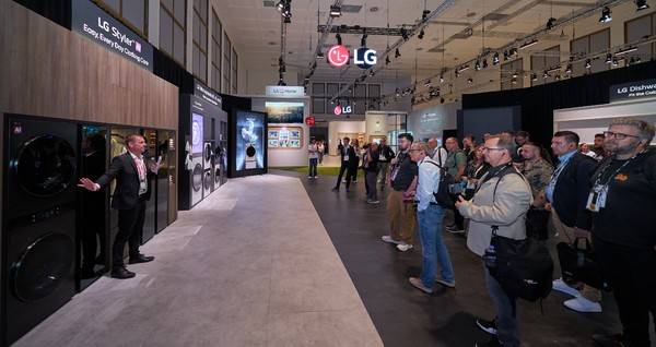 IFA 2026 공식 개막을 하루 앞둔 3일(독일 현지시간) 외신 기자들과 가전업계 관계자들이 LG전자 전시관을 둘러보고 있다. LG전자는 이번 전시에서 공간과 제품, 서비스를 AI로 연결해 고객의 일상을 보다 편리하게 조율하는 AI홈을 선보인다. 사진=LG전자