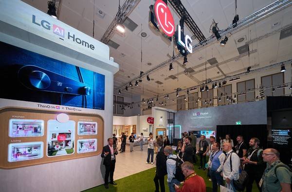 IFA 2026 공식 개막을 하루 앞둔 3일(독일 현지시간) 외신 기자들과 가전업계 관계자들이 LG전자 전시관을 둘러보고 있다. LG전자는 이번 전시에서 공간과 제품, 서비스를 AI로 연결해 고객의 일상을 보다 편리하게 조율하는 AI홈을 선보인다. 사진=LG전자