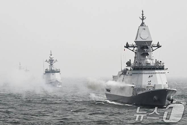 지난 25일 서해 중부 해상에서 실시된 해상기동훈련에서 충남함(FFG-Ⅲ, 3600톤)이 실사격 훈련을 하고 있다. (자료사진) 2025.3.25 ⓒ 뉴스1 사진공동취재단