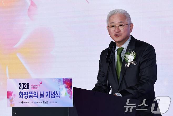 서경배 대한화장품협회장(아모레퍼시픽 회장)이 7일 오전 서울 중구 더 플라자 호텔에서 열린 2026 화장품의 날 기념식에서 축사를 하고 있다. 2026.9.7 ⓒ 뉴스1 최지환 기자
