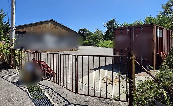 60대 여성이 숨진 채 발견된 냉동창고가 있는 파주시 문산읍의 한 카페 앞. 현재는 영업을 멈춘 상태다. 송상호 기자
