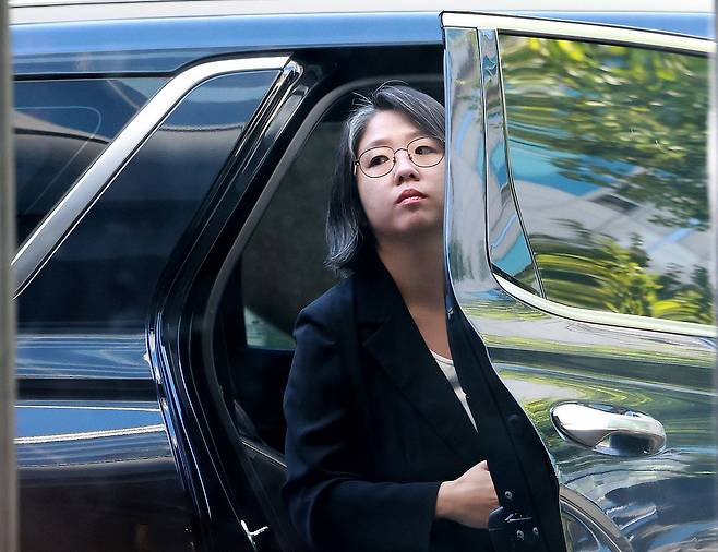 용혜인 성평등가족부 장관 후보자가 7일 서울 서대문구 한국청소년활동진흥원에 마련된 인사청문회 준비 사무실로 출근하고 있다. 뉴스1