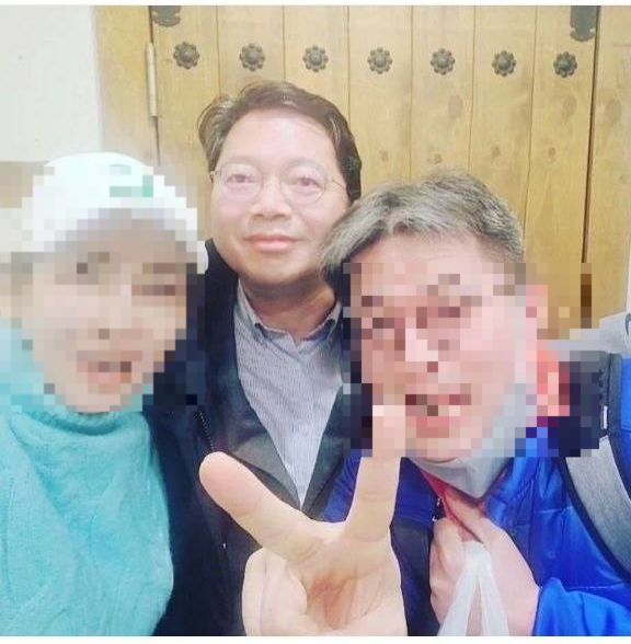 김승원(가운데) 법무부 장관 후보자가 브로커 양모(왼쪽)씨, 정모(오른쪽) 전 서울서부지법 영장전담판사와 함께 찍은 사진. 독자 제공