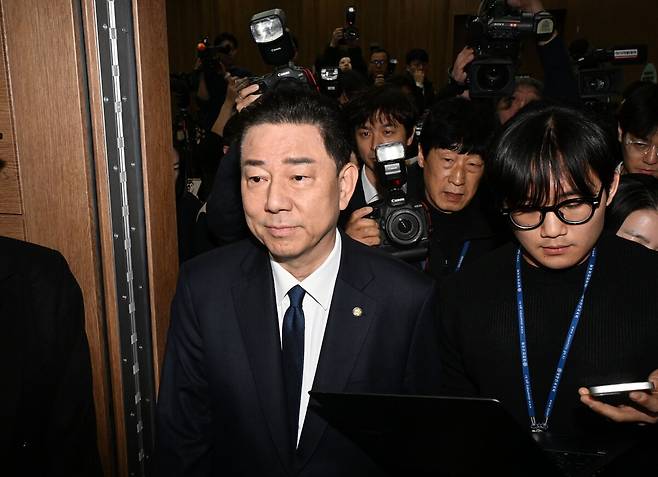 김병기 무소속(전 더불어민주당) 의원이 지나 1월19일 국회 소통관에서 윤리심판원 제명 처분 결정 등에 관한 소회를 밝힌 뒤 퇴장하고 있다. 이병주 기자