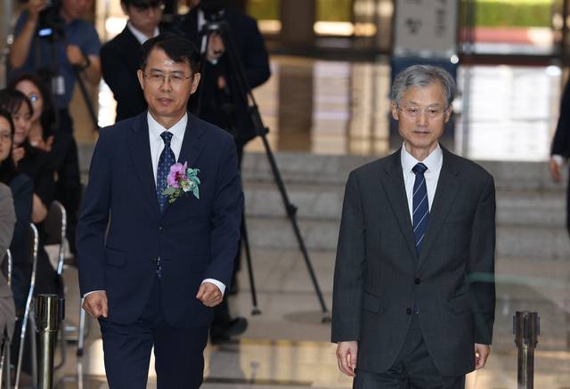 조희대 대법원장과 나란히  : 7일 퇴임하는 이흥구(왼쪽) 대법관이 서울 서초구 대법원에서 열린 퇴임식에 조희대 대법원장과 함께 입장하고 있다.  박윤슬 기자