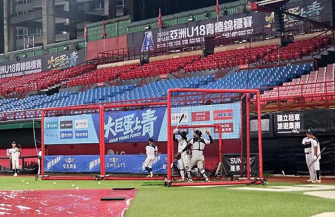 [서울=뉴시스] 사진공동취재단 = 한국 18세 이하(U-18) 야구 대표팀이 6일 제14회 아시아청소년야구선수권대회를 앞두고 야간 훈련을 진행하고 있다. 2026.09.06. *재판매 및 DB 금지