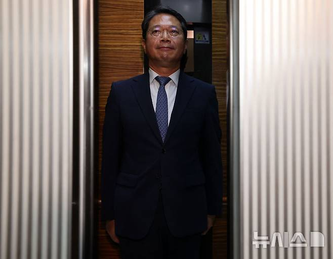 [서울=뉴시스] 조수정 기자 = 김승원 법무부 장관 후보자가 7일 오전 서울 종로구에 마련된 인사청문회 준비사무실로 출근하며 기자들과 질의응답을 한 뒤 승강기에 탑승하고 있다. (공동취재) 2026.09.07. chocrystal@newsis.com