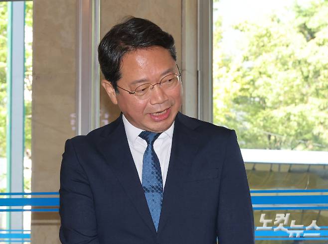 김승원 법무부 장관 후보자가 지난 3일 서울 종로구 적선현대빌딩에 마련된 인사청문회 준비사무실로 출근하고 있다. 황진환 기자