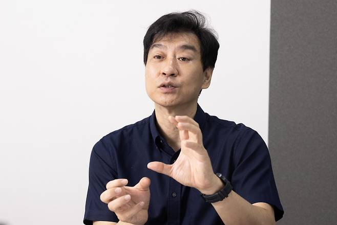 김병수 로보티즈 대표가 7일 서울 강서구 로보티즈 본사에서 서울경제신문과 인터뷰를 진행하고 있다. 김정훈 기자