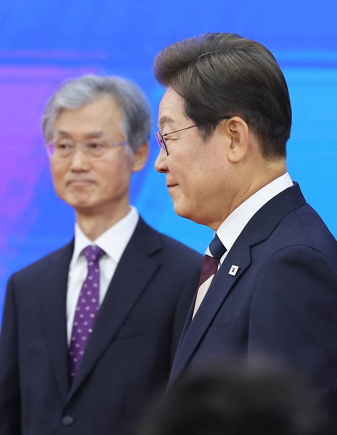 2025년 6월4일 이재명 대통령이 취임 선서식에서 조희대 대법원장과 인사를 한 뒤 이동하는 모습. ⓒ국회사진기자단
