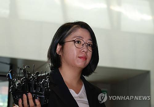 묵묵부답     (서울=연합뉴스) 신준희 기자 = 용혜인 성평등가족부 장관 후보자가 7일 서울 서대문구에 마련된 인사청문회 준비 사무실로 출근하고 있다. 2026.9.7
    hama@yna.co.kr
(끝)