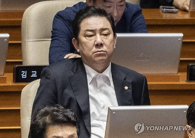 경찰, 수사 1년만에 김병기 의원 뇌물수수 등 혐의로 구속영장 신청 결정 (서울=연합뉴스) 황광모 기자 = 무소속 김병기 의원이 7일 국회에서 열린 본회의에 참석해 교섭단체 대표 연설을 듣고 있다. 2026.9.7 hkmpooh@yna.co.kr