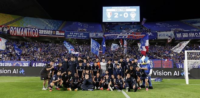 프로축구 K리그2 수원 삼성 선수단이 지난 6일 수원월드컵경기장에서 열린 하나은행 K리그2 2026 25라운드 충남 아산과의 경기에서 승리를 거둔 후 홈팬들과 함께 기념사진을 촬영하고 있다.
