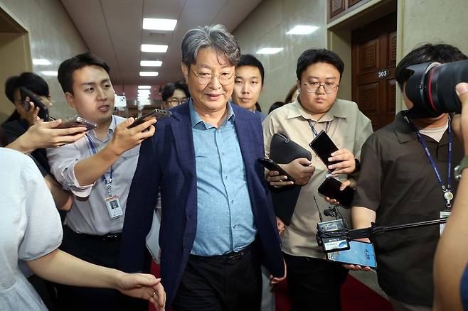 '차명 계좌 주식 거래 의혹'을 받고 있는 이춘석 국회 법제사법위원장이 지난해 8월 5일 서울 여의도 국회에서 취재진의 질문을 피해 엘리베이터로 이동하고 있다. 사진=뉴시스