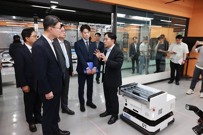 노용석 중소벤처기업부 1차관이 대전광역시 유성구 피지컬 AI KAIST 실증랩을 방문해 현장을 둘러보고 있다.(중소벤처기업부 제공)