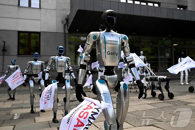 7일(현지시간) 폴란드 바르샤바에서 2족 및 4복 보행 로봇들이 인공지능(AI) 규제를 촉구하는 시위를 벌이고 있다. 2026.09.07 ⓒ AFP=뉴스1