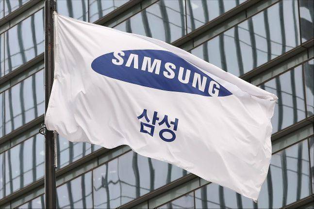 서울 서초동 삼성서초사옥 앞에서 삼성 깃발이 휘날리고 있다.ⓒ데일리안 홍금표 기자