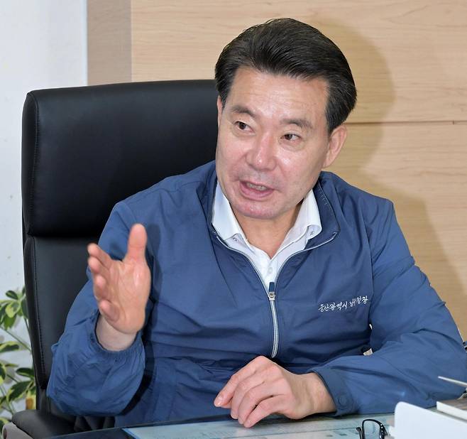 임현철 울산 남구청장이 7일 집무실에서 동아일보와  인터뷰하고 있다. 임 구청장은 “민생은 살리고, 울산 남구의 도시 판은 다시 짜겠다”며 민생경제 회복과 태화강역·트램을 축으로 한 ‘남구 대개조’ 구상을 밝혔다. 
울산 남구 제공