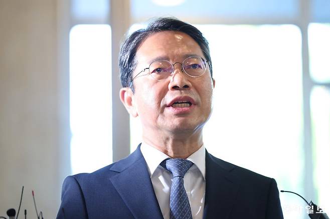 김승원 법무부 장관 후보자가 7일 서울 종로구 적선현대빌딩에 마련된 인사청문회 준비사무실로 출근하며 취재진의 질문에 답하고 있다. 박형기 oneshot@donga.com