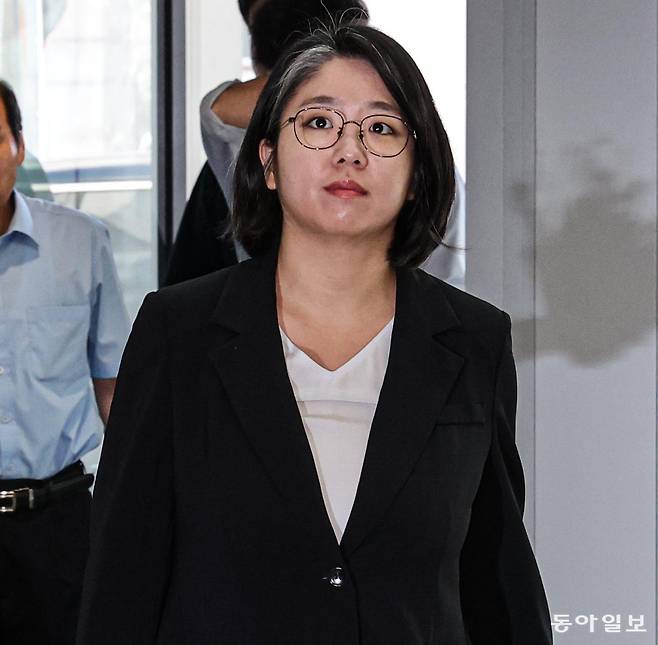 용혜인 성평등가족부 장관 후보자가 이날 서울 서대문구 한국청소년활동진흥원에 마련된 인사청문회 준비사무실로 출근하고 있다. 이한결 기자 always@donga.com