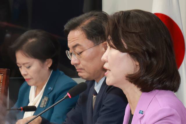 강경숙 조국혁신당 원내부대표가 8일 국회 본청에서 열린 당 의원총회에서 모두발언하고 있다. 왼쪽부터 정춘생 당 사무총장, 신장식 당대표, 강경숙 원내부대표. [연합뉴스]