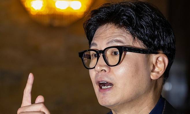 무소속 한동훈 의원이 7일 국회에서 열린 본회의에 참석하기 위해 국회 본청에 들어서다 취재진과 만나 연일 제기하고 있는 김승원 법무부 장관 후보자 의혹과 관련한 질문에 답하고 있다. 연합뉴스