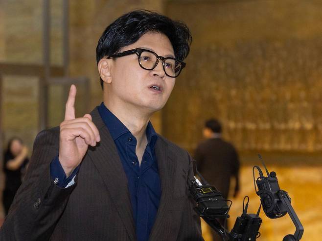 한동훈 무소속 의원이 7일 국회에서 열린 본회의에 참석하기 위해 국회 본청에 들어서다 취재진과 만나 연일 제기하고 있는 김승원 법무부 장관 후보자 의혹과 관련해 의견을 말하고 있다. 연합뉴스