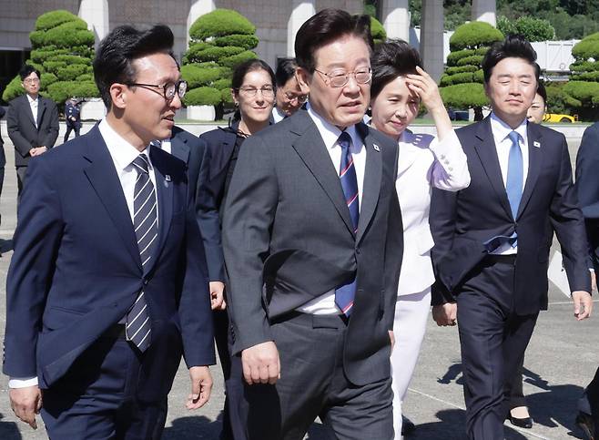 프랑스 국빈 방문을 위해 출국하는 이재명 대통령이 6일 오전 서울 공항에 도착해 배웅 나온 김민석 더불어민주당 대표와 이야기하며 전용기로 걸어가고 있다. 왕태석 선임기자