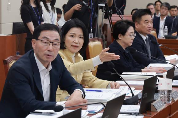민의힘 이진숙 의원이 8일 국회 과학기술정보방송통신위원회 전체회의에서 여당 간사인 더불어민주당 한준호 의원이 제안한 '이진숙 위원 본인 관련 안건에 대한 발언·표결 회피 촉구 결의안'과 관련해 항의하며 발언권을 요청하고 있다. [사진=연합뉴스]