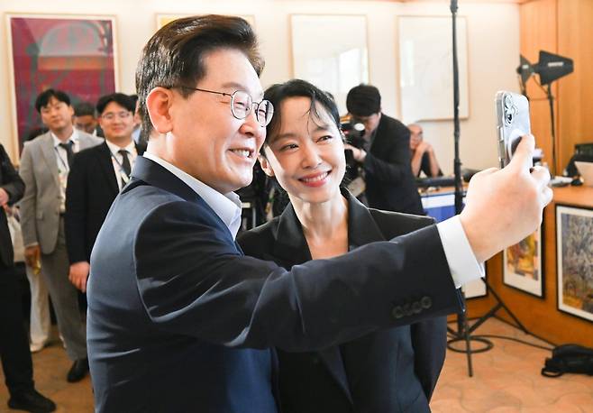 프랑스를 국빈 방문 중인 이재명 대통령이 7일(현지시간) 생폴드방스 매그 재단에서 열린 '뤼미에르 서밋' 영화인과의 대화에서 배우 전도연과 기념촬영을 하고 있다. /사진=뉴스1