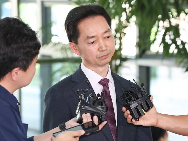 중대범죄수사청장 후보로 지명된 김지용 변호사가 8일 서울 종로구 정부서울청사 창성동 별관에 마련된 인사청문회 준비 사무실로 출근하며 취재진에 질문에 답하고 있다. 사진=임형택 기자