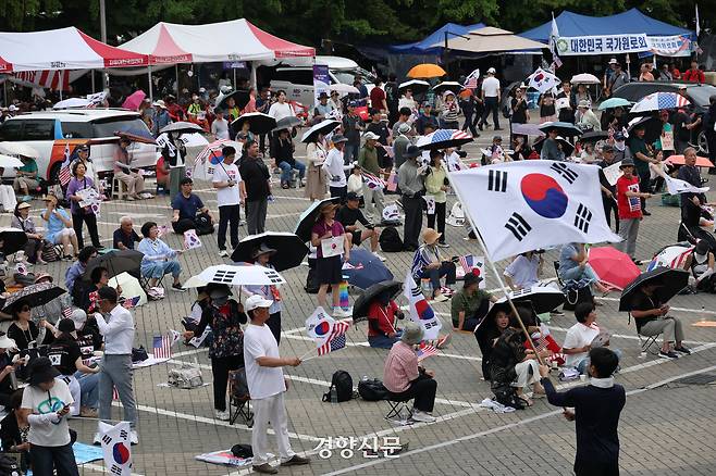 국회  6·3 지방선거 투표용지 부족 사태 국정조사특별위원회가 서울 송파구 올림픽공원 핸드볼경기장 개표소 현장조사를 한 지난 7월2일 시위 참가자들이 핸드볼경기장 입구를 봉쇄하고 있다. 권도현 기자