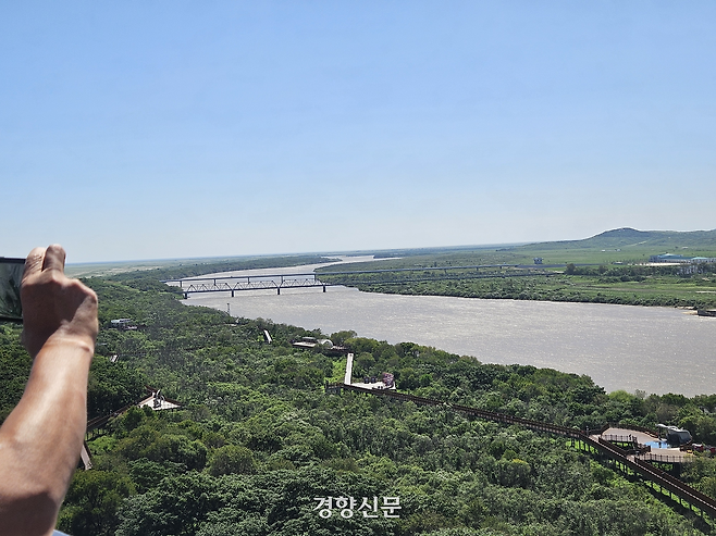 지난달 27일 한 관광객이 중국 옌볜(연변) 방천풍경구에서 북한과 러시아를 잇는 다리를 사진 찍고 있다. 박채연 기자