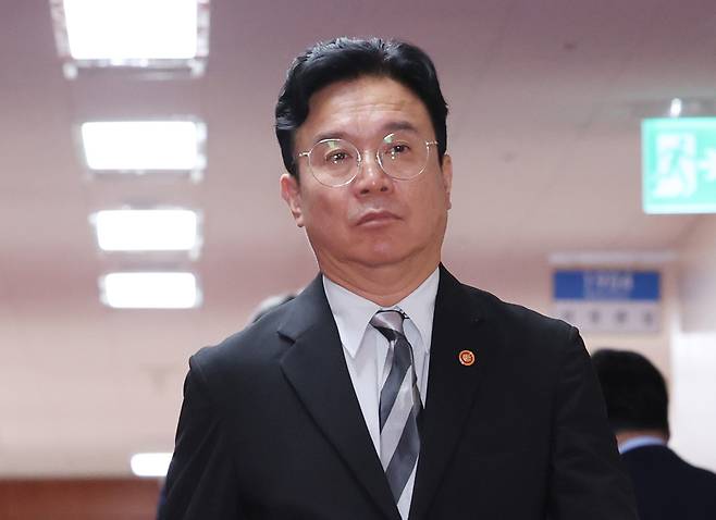 김영훈 고용노동부 장관이 8일 오전 서울 종로구 정부서울청사에서 국무회의에 참석하고 있다. 뉴시스