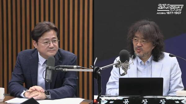 ▲김어준씨가 2026년 9월8일 김어준의 겸손은힘들다 뉴스공장에 출연한 홍익표 청와대 정무수석과 인터뷰하고 있다. 사진=김어준의 겸손은힘들다 뉴스공장 영상 갈무리