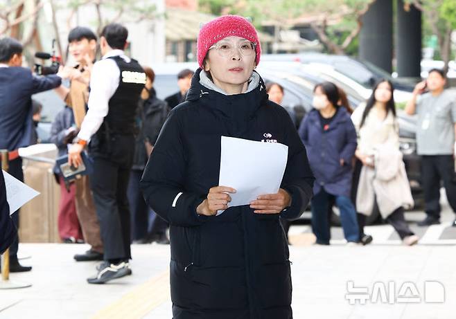 [서울=뉴시스] 황준선 기자 = 학내 성폭력 의혹을 제보한 뒤 전보·해임된 교사 지혜복 씨가 4월 17일 지씨의 복직을 요구하며 서울시 교육청 점거 농성을 벌이던 고진수 민주노총 서비스연맹 세종호텔지부장, 시민 이모씨, 백모씨의 구속심사가 열리는 서울 마포구 서울서부지방법원으로 들어서고 있다. 2026.04.17. hwang@newsis.com